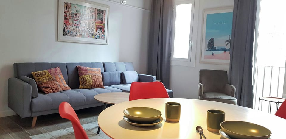 Located on Carrer dels Salvador, just a 1-minute walk from Metro L2 and the Sant Antoni Market.