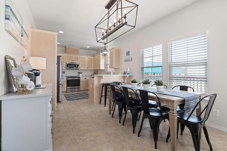 Island Sun Dining Space