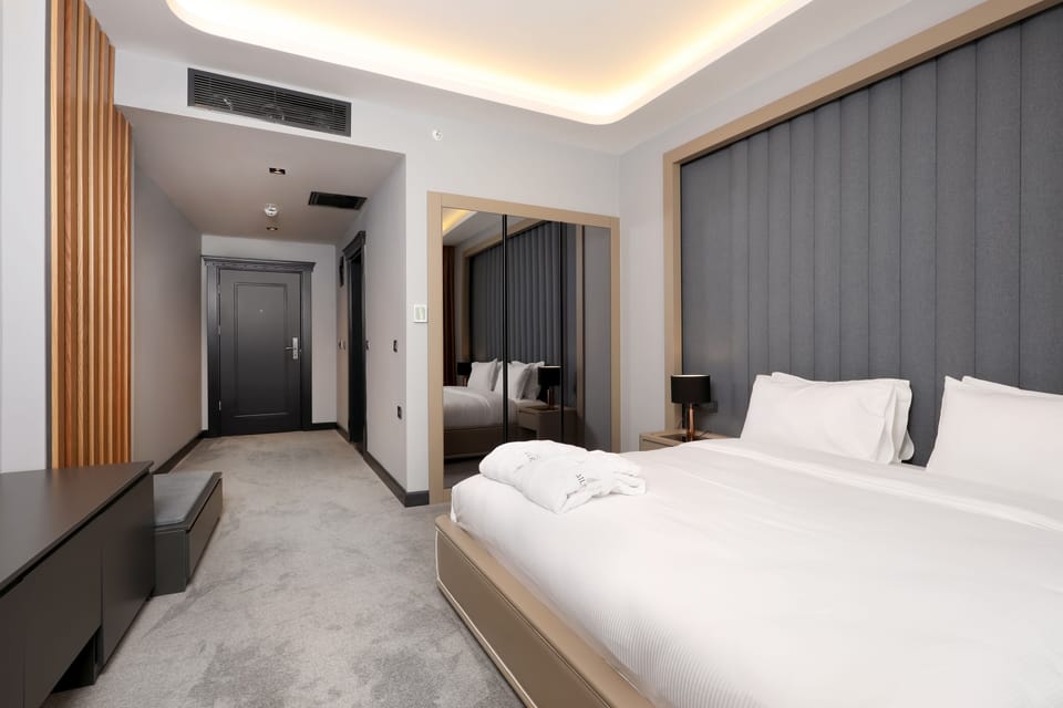 Deluxe Room | Premium bedding, minibar, in-room safe, laptop workspace