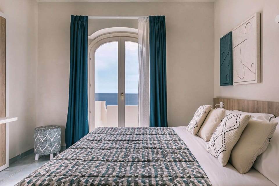 Superior Double Room, Sea View | In-room safe, bed sheets