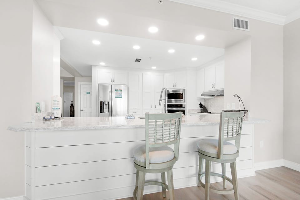 Eat-in kitchen bar seats 2