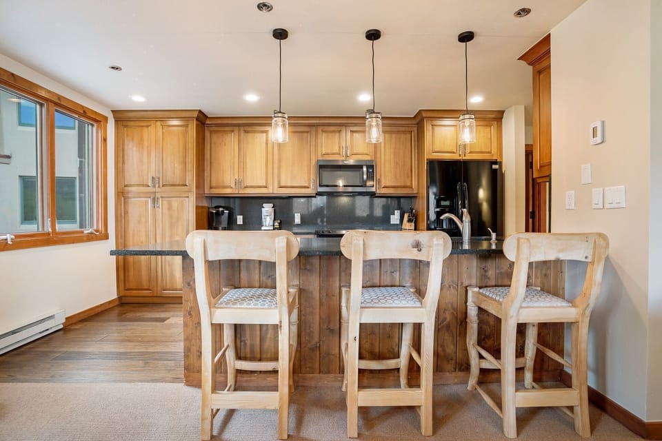 Condo, 4 Bedrooms | Private kitchen | Fridge, oven, coffee/tea maker, toaster