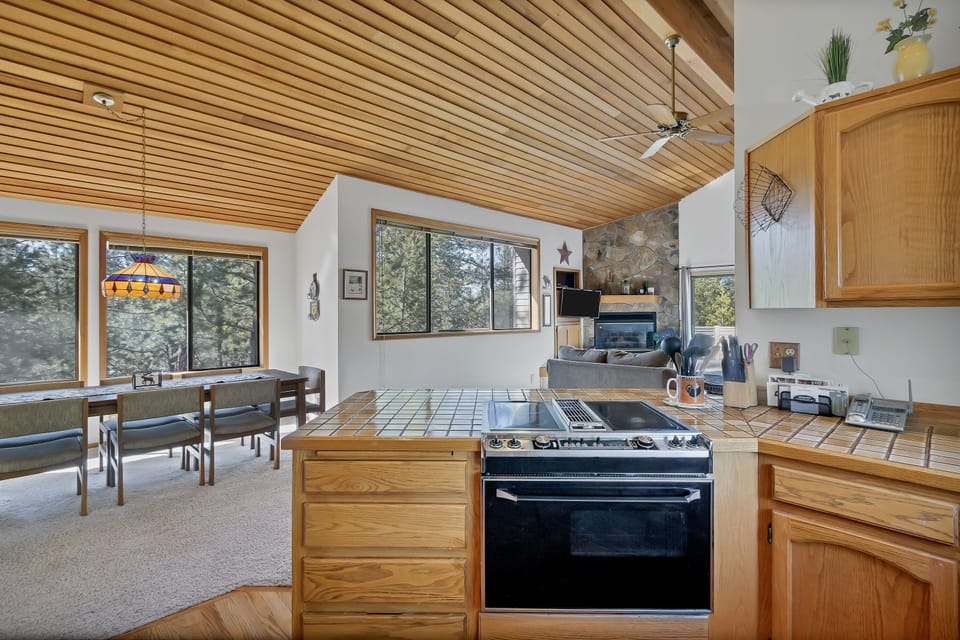 House, 4 Bedrooms | Private kitchen | Fridge, oven, coffee/tea maker, toaster