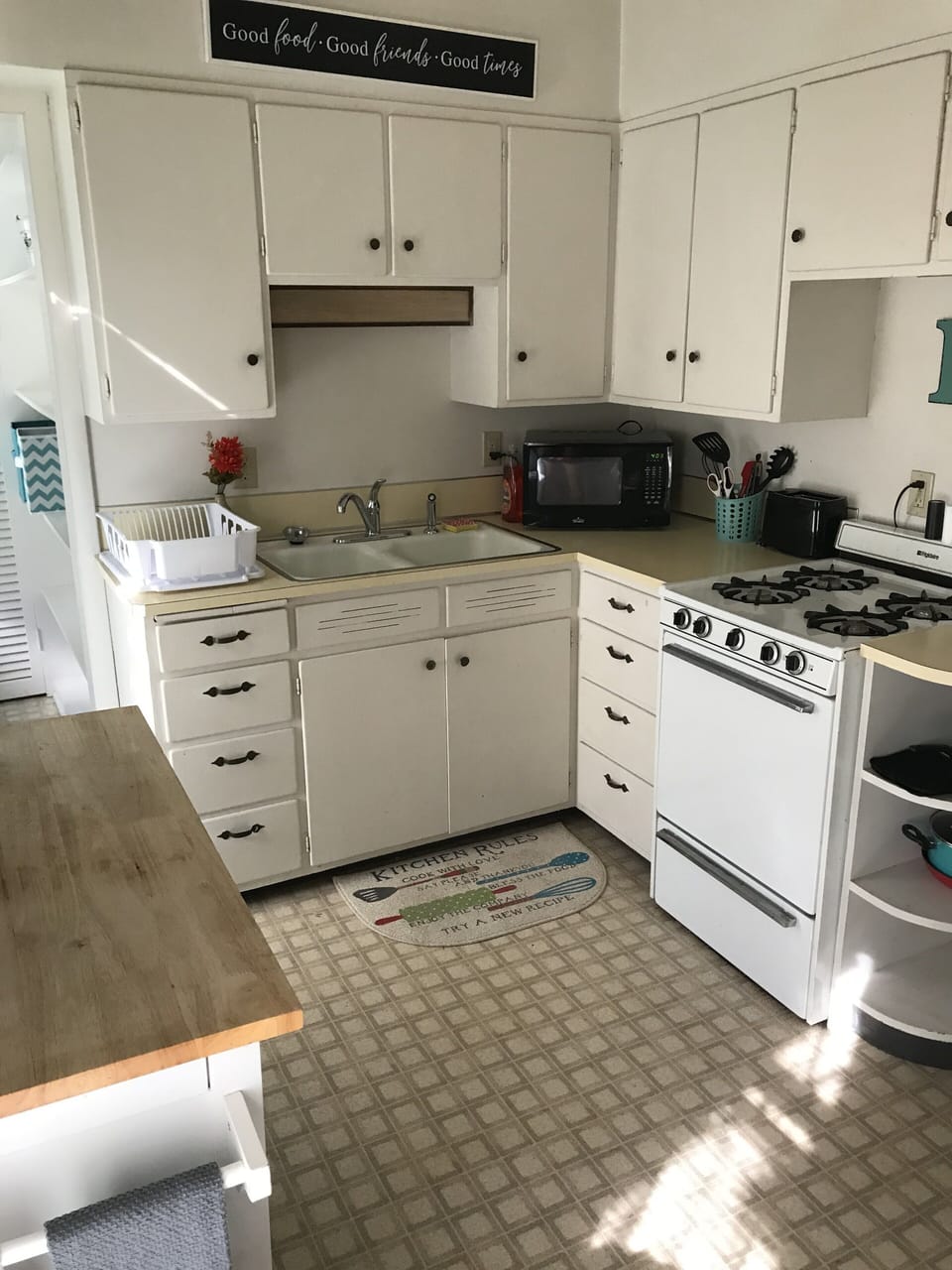 Full kitchen with all the necessities 