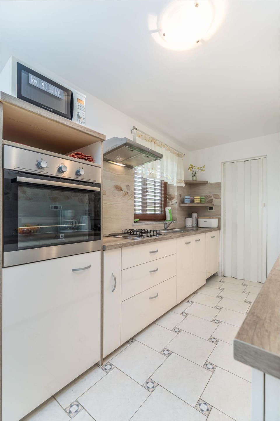 Apartment, 3 Bedrooms, Balcony | Private kitchen | Fridge, microwave, oven, stovetop