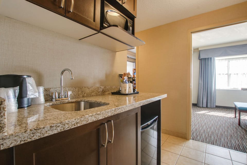 Family Suite, 2 Bedrooms, Non Smoking, Refrigerator & Microwave (with Sofabed;Bunk beds) | 1 bedroom, premium bedding, pillowtop beds, individually decorated