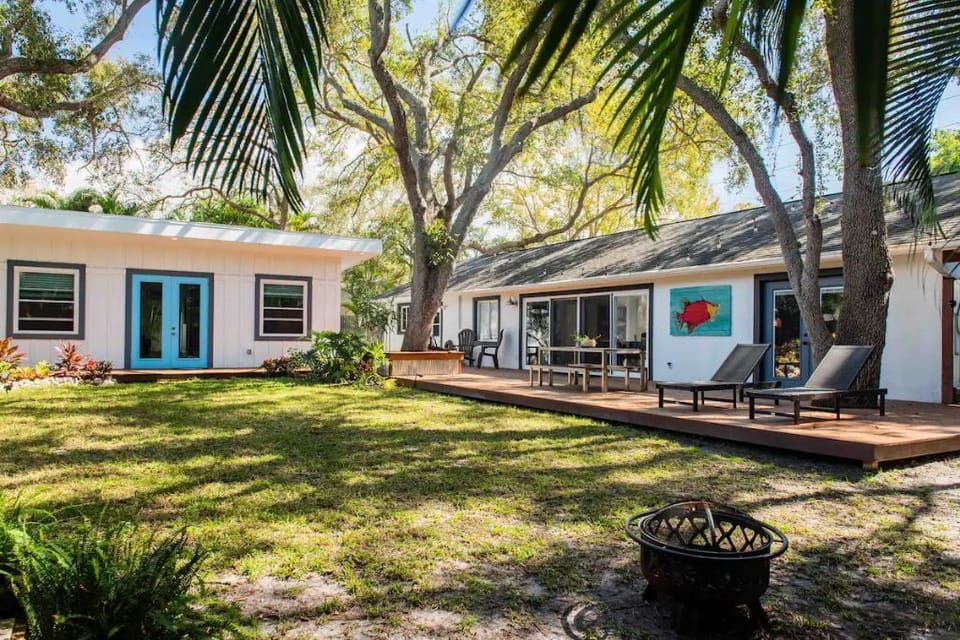 Tropical well shaded backyard under a canopy of old oak trees!