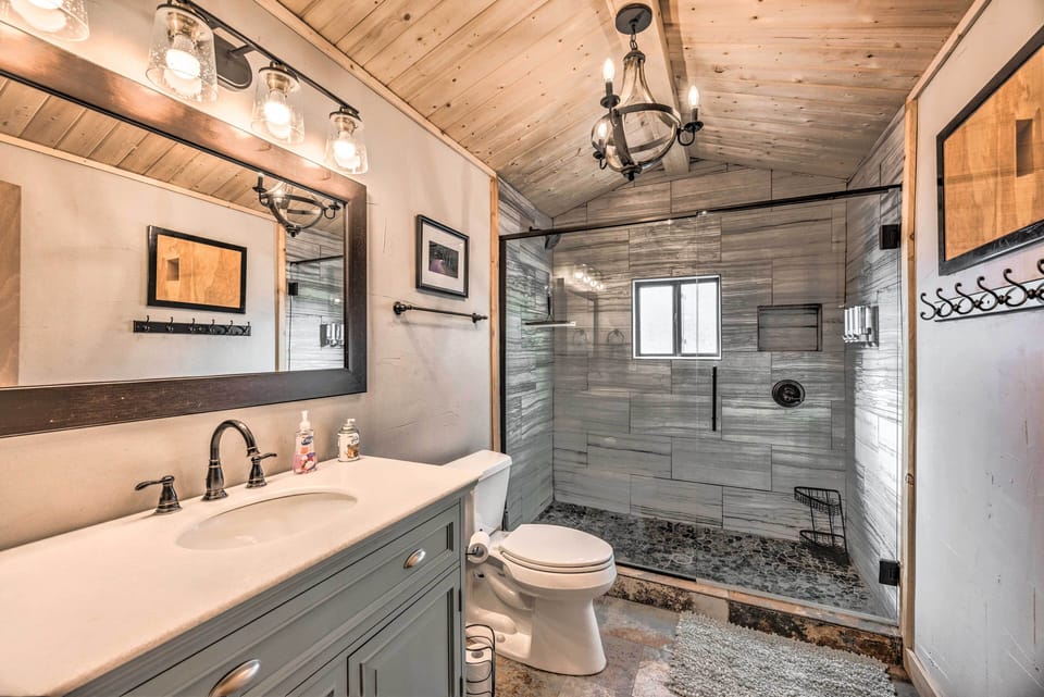 Full Bathroom | Towels Provided