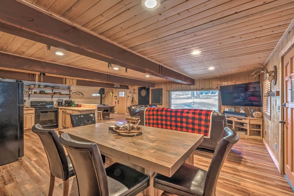 Dining Area | Dishware & Flatware Provided