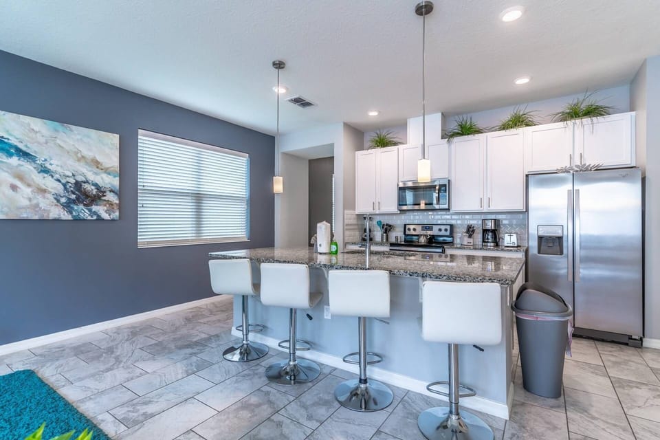 Breakfast Bar with Seating for 4