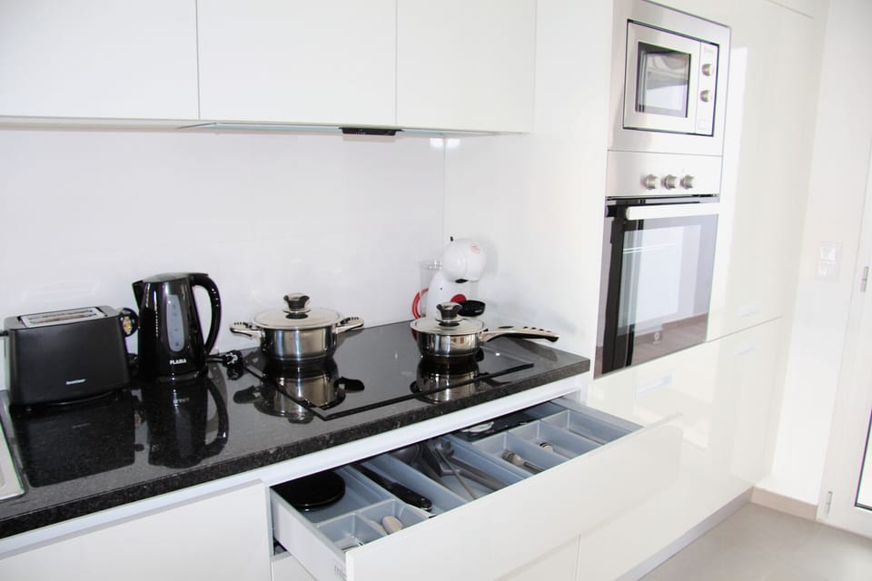 The Varandas do Sítio is a vacation rental apartment in Sítio da Nazaré, Portugal, ideal for couples. Located on the ground floor, it offers an accessible terrace for outdoor meals. With a capacity for 2 people, it has a double bedded room, a bathroom with a shower, and a kitchen integrated into the living room. Bed linens and towels are included, with extra services available for an additional fee.

Situated in Sítio da Nazaré, famous for its history and giant waves, the area has nearby restaurants and cafes. Supermarkets are a 5-minute drive away. Nazaré beach, a 15-minute walk or via the elevator, is known for its striped beach huts and lively waterfront, with fish vendors dressed in traditional costumes.

In addition to offering unforgettable beach holidays, Nazaré is close to sites classified as World Heritage in Portugal.