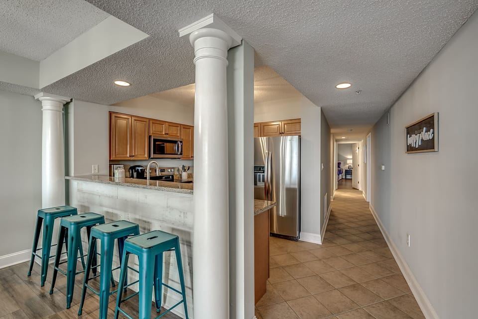 Eat-in kitchen bar seating