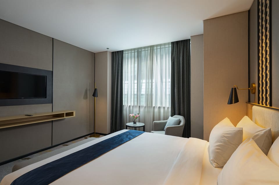 Executive Suite | Premium bedding, minibar, desk, blackout drapes