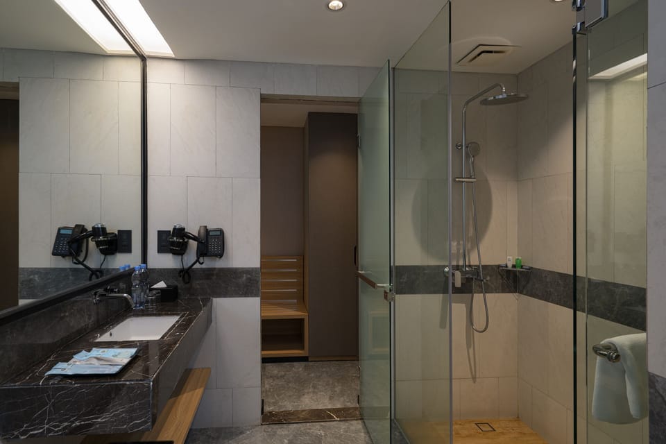 Executive Suite | Bathroom | Rainfall showerhead, free toiletries, hair dryer, slippers
