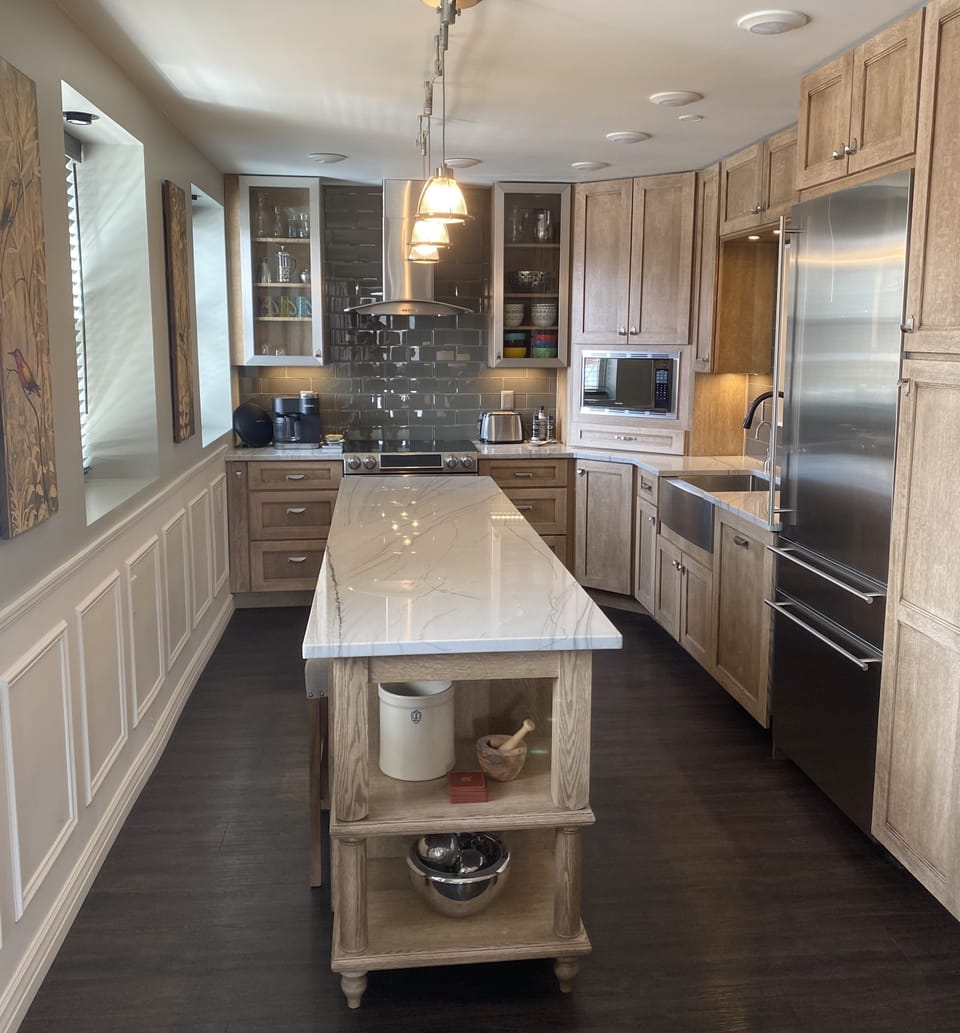 Full Kitchen: Oven, Microwave, Refrigerator/Freezer, Dishwasher, Island Dining