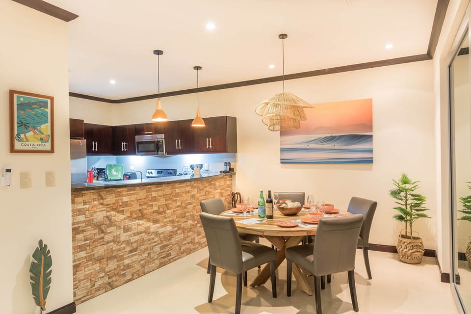 702s Dining Area