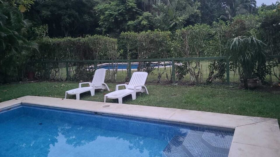 Fenced backyard to keep pets from scaping./ Patio con cerca para evitar que las mascotas se escapen.