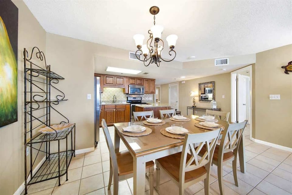 Dining area with seating for 6