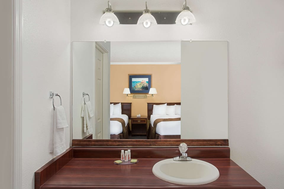 Combined shower/tub, free toiletries, hair dryer, towels