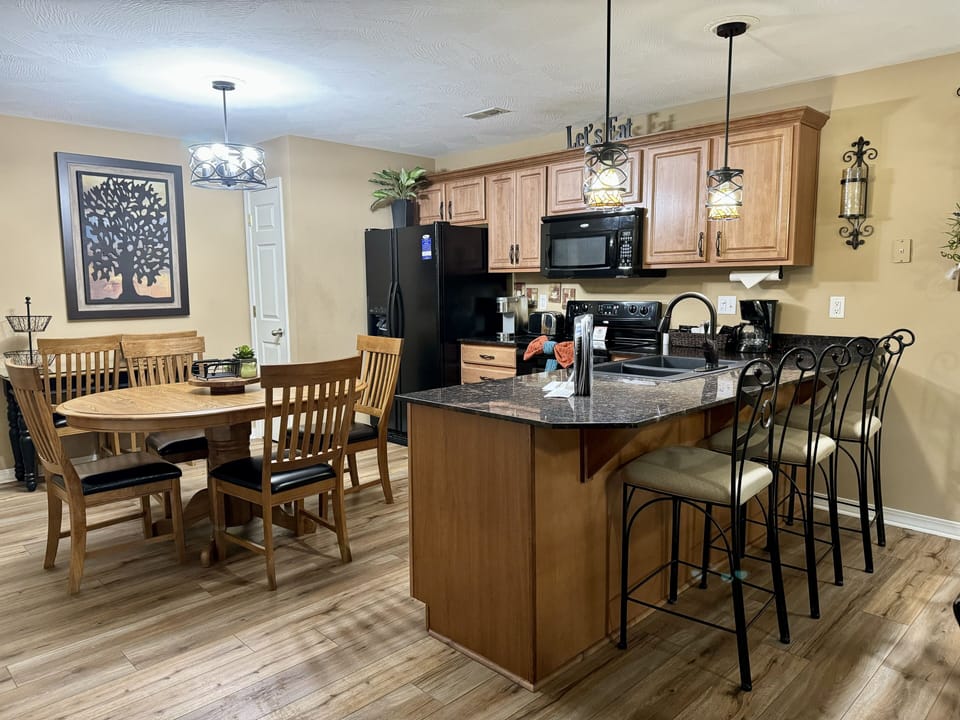 Condo, 3 Bedrooms | Dining