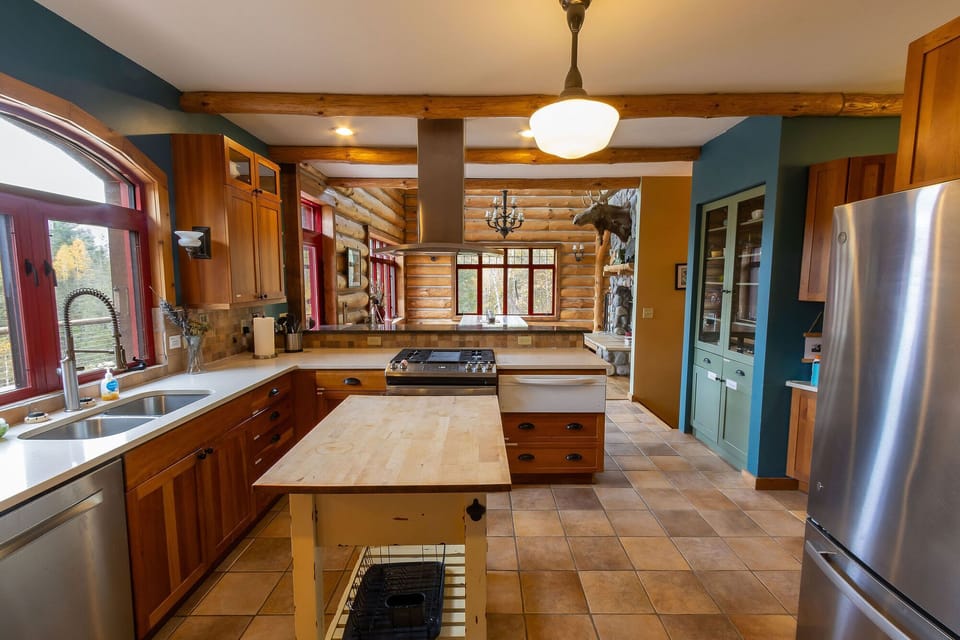 Spacious kitchen with 2 refridgerators