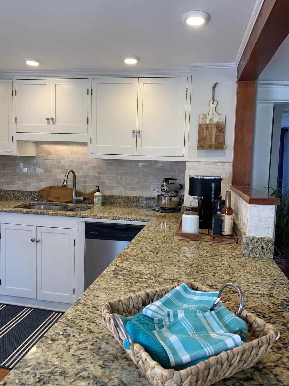 Well Appointed Kitchen!!
