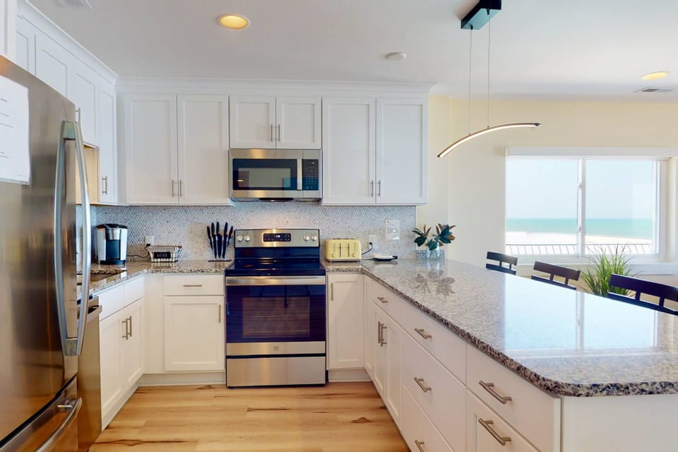 This kitchen has everything you need to make a great meal at the beach