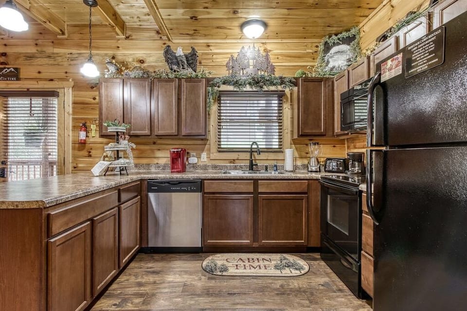 Eagle's Hangout's fully equipped kitchen