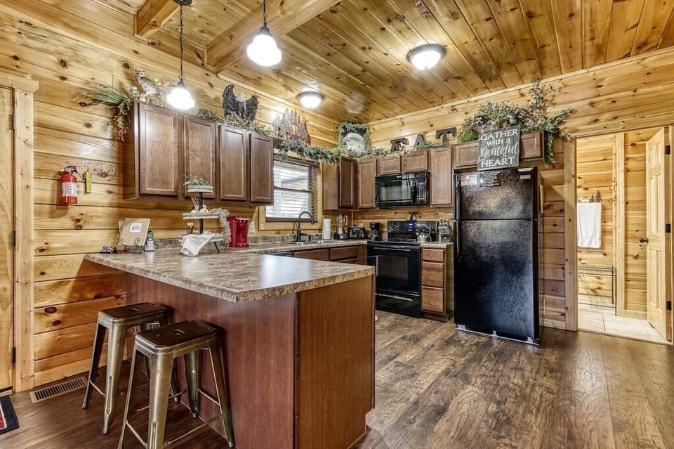 Eagle's Hangout's fully equipped kitchen