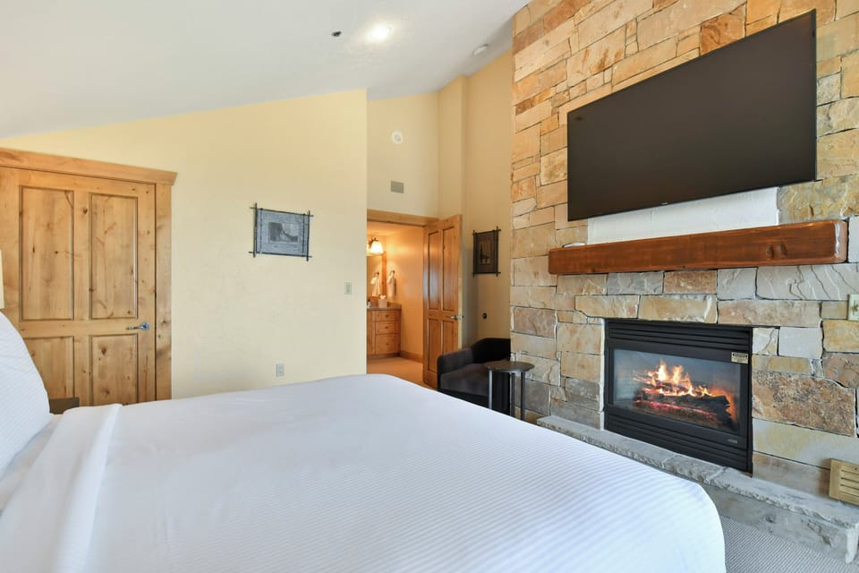 Premium bedding, pillowtop beds, in-room safe, iron/ironing board