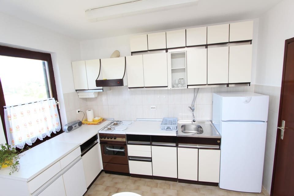 Apartment, 2 Bedrooms, Balcony | Private kitchen | Fridge, microwave, stovetop, electric kettle