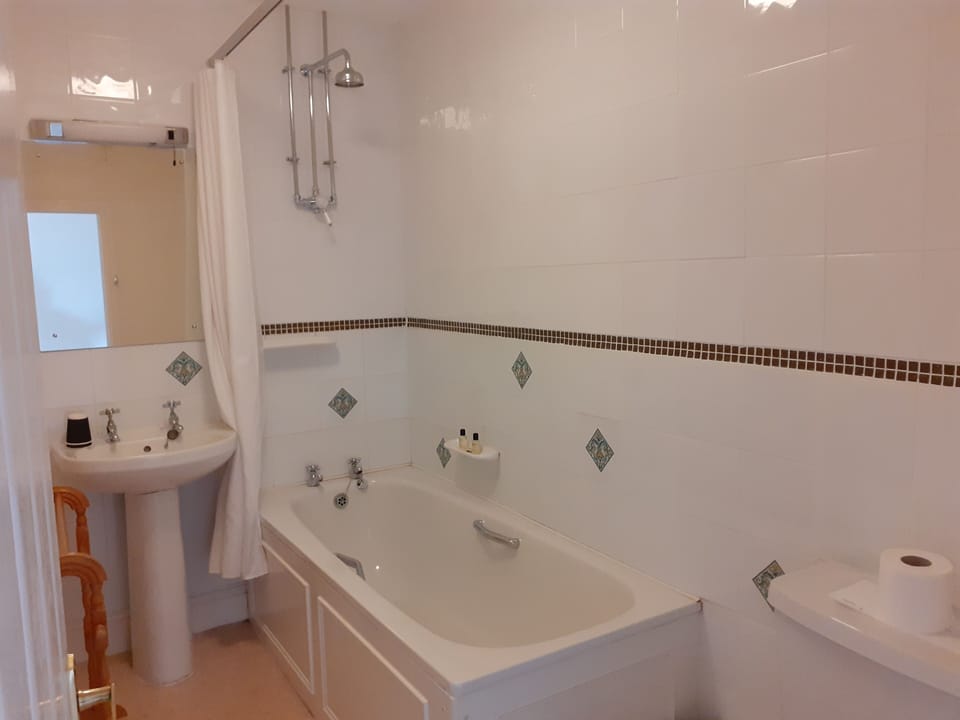Apartment | Bathroom | Combined shower/tub, deep soaking tub, free toiletries, hair dryer