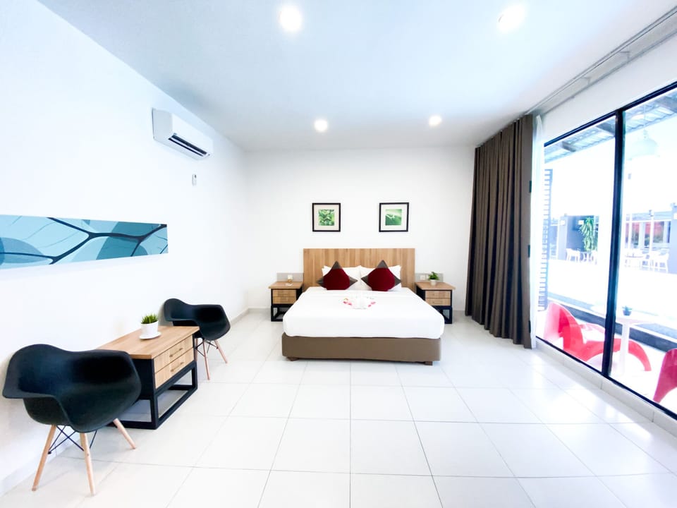 Executive Suite | Minibar, in-room safe, desk, iron/ironing board