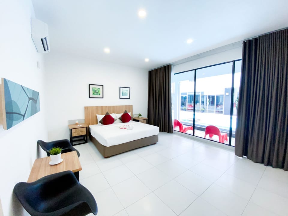 Executive Suite | Minibar, in-room safe, desk, iron/ironing board