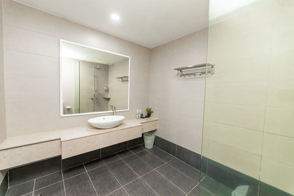 Family Suite | Bathroom | Combined shower/tub, rainfall showerhead, hair dryer, bidet