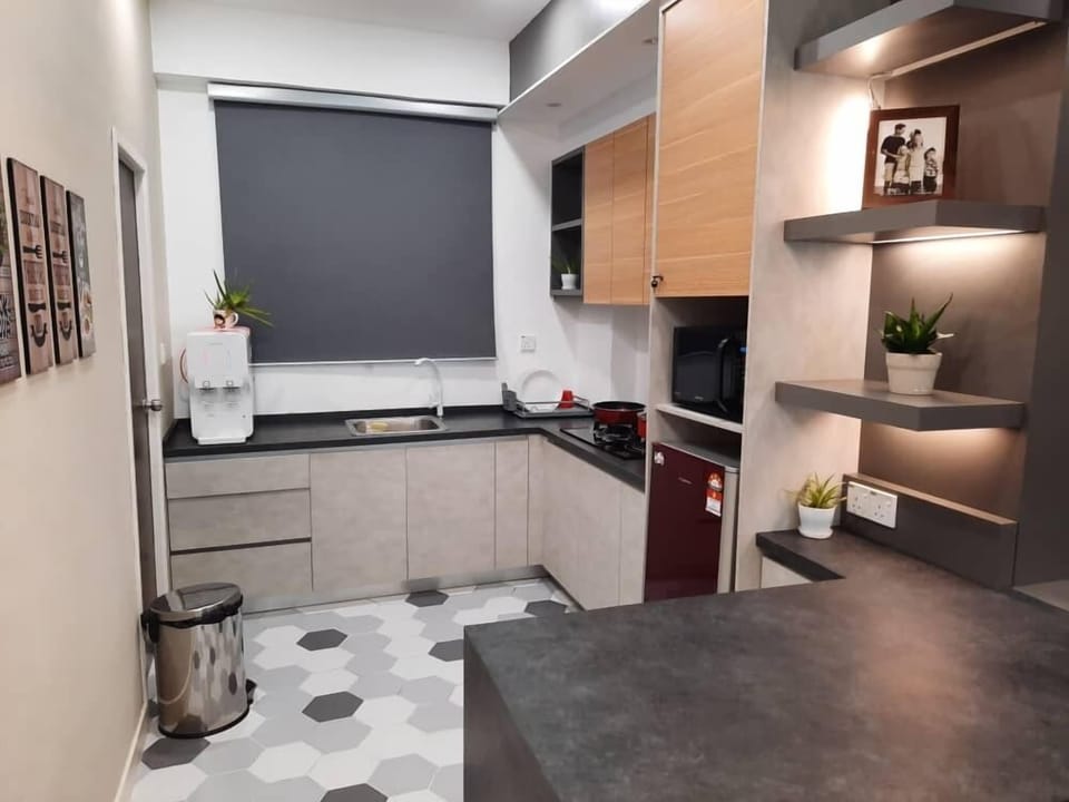 Family Apartment, 3 Bedrooms | Private kitchen | Fridge