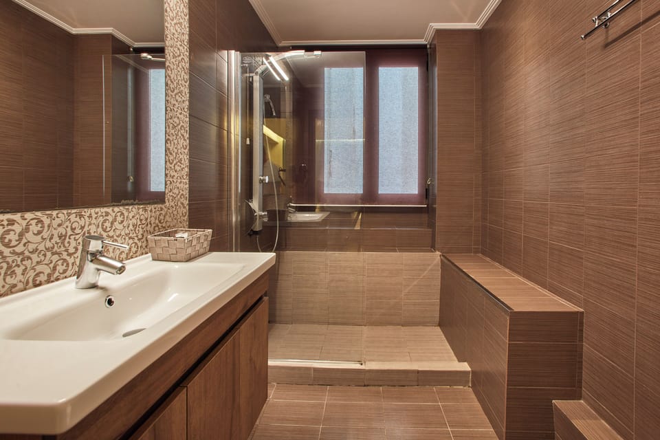 Deluxe Double Room, 1 Bedroom | Bathroom | Shower, free toiletries, hair dryer, slippers