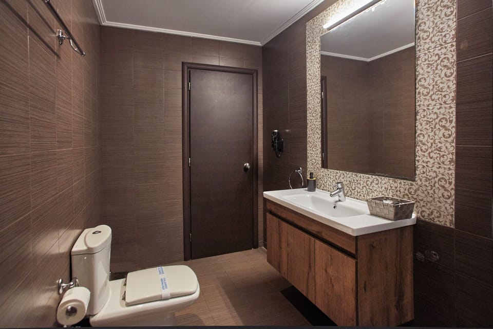 Deluxe Double Room, 1 Bedroom | Bathroom | Shower, free toiletries, hair dryer, slippers