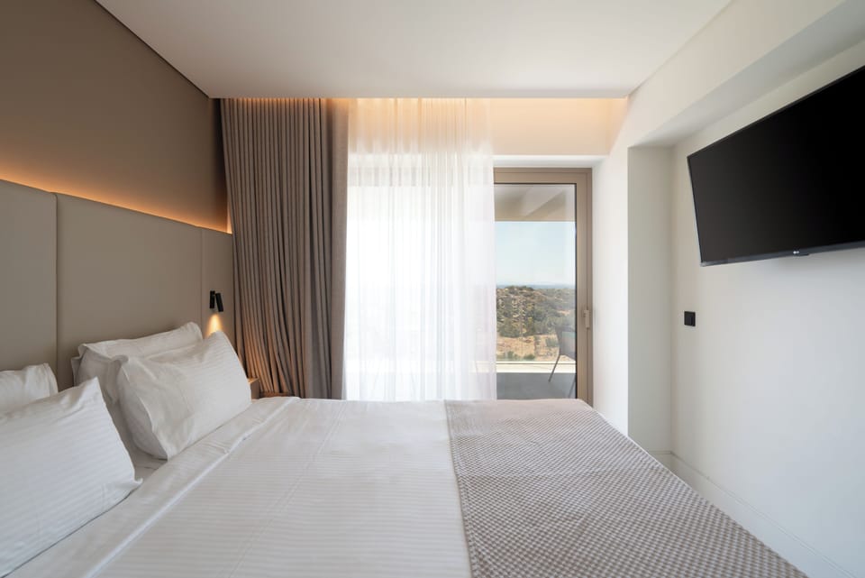 Premium bedding, down comforters, minibar, in-room safe