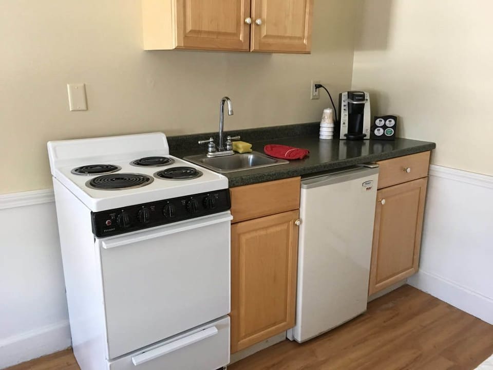 Comfort Room, 2 Queen Beds, Lake View | Private kitchenette | Coffee/tea maker, fridge, microwave