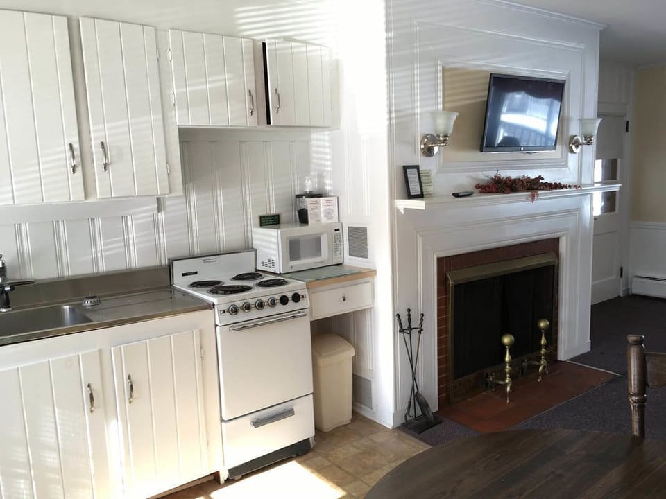 Comfort Suite, 1 King Bed, Lake View | Room amenity