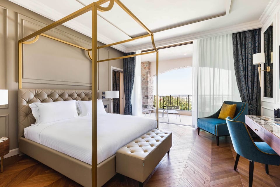 Executive Suite | Premium bedding, down comforters, minibar, in-room safe