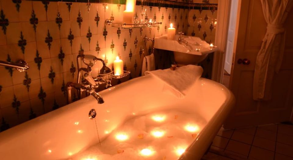 Deep soaking bathtub