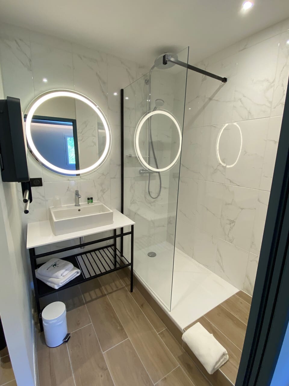 Comfort Room | Bathroom | Shower, free toiletries, hair dryer, towels