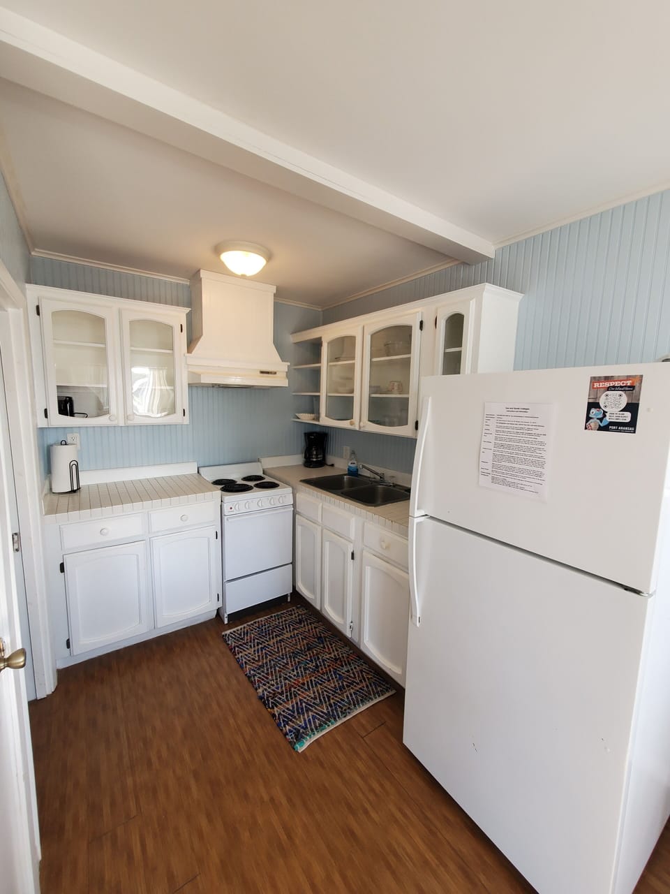 Full-size fridge, microwave, oven, stovetop