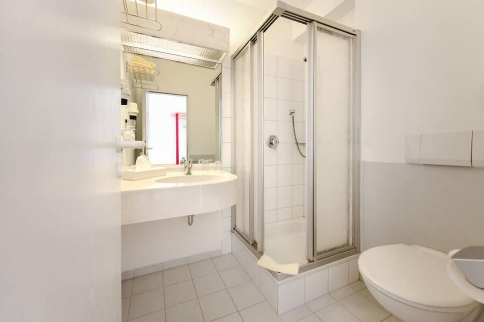 Shower, free toiletries, hair dryer