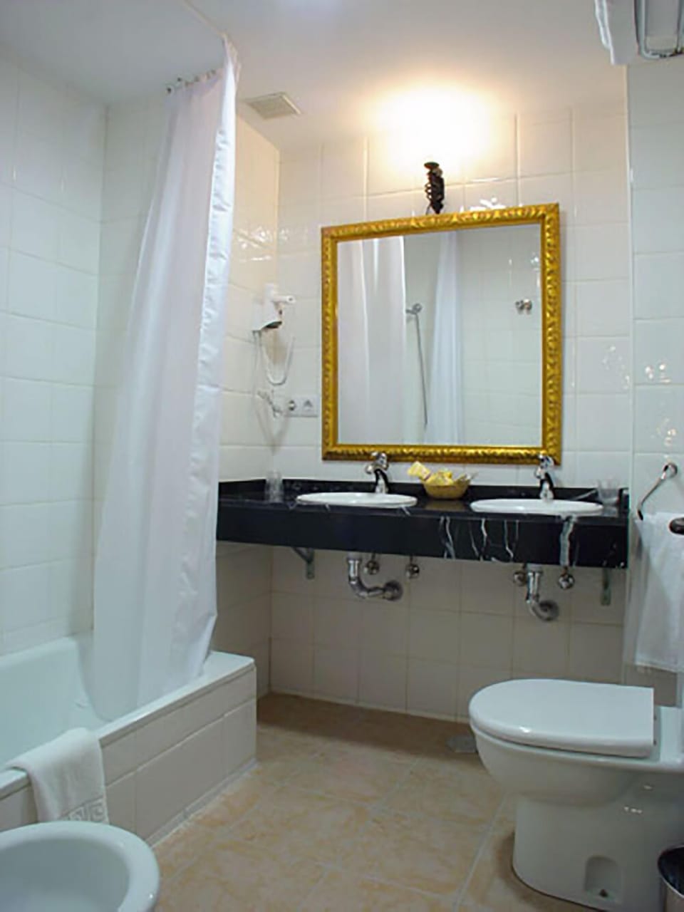 Double or Twin Room | Bathroom | Free toiletries, hair dryer, bidet, towels