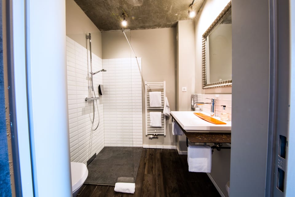 Shower, towels