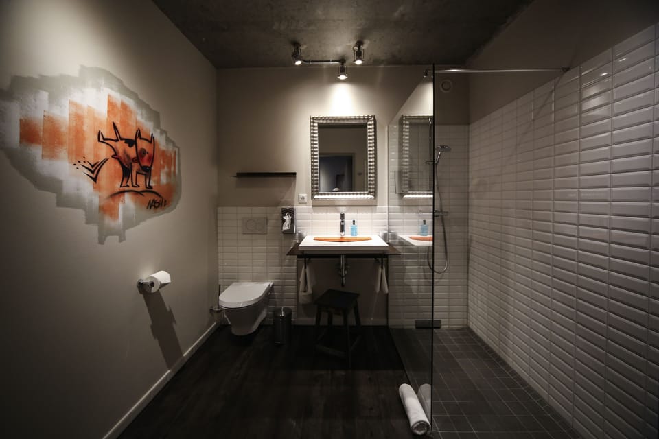 Shower, towels