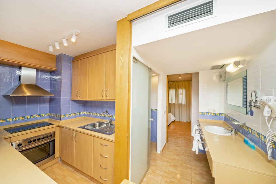 Standard Apartment, Balcony | Private kitchen | Fridge, microwave, electric kettle, toaster